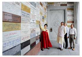 0-지난 ３０여년간 주체사상탑에 세계 여러 나라에서 수많은 희귀한 기념돌들 기증