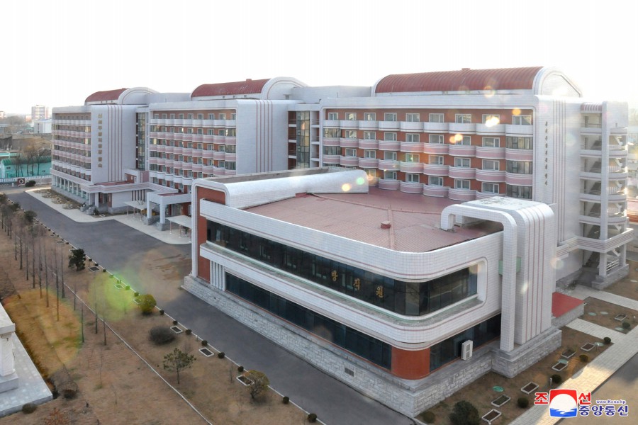 0-훌륭히 일떠선 신의주방직공장 로동자합숙