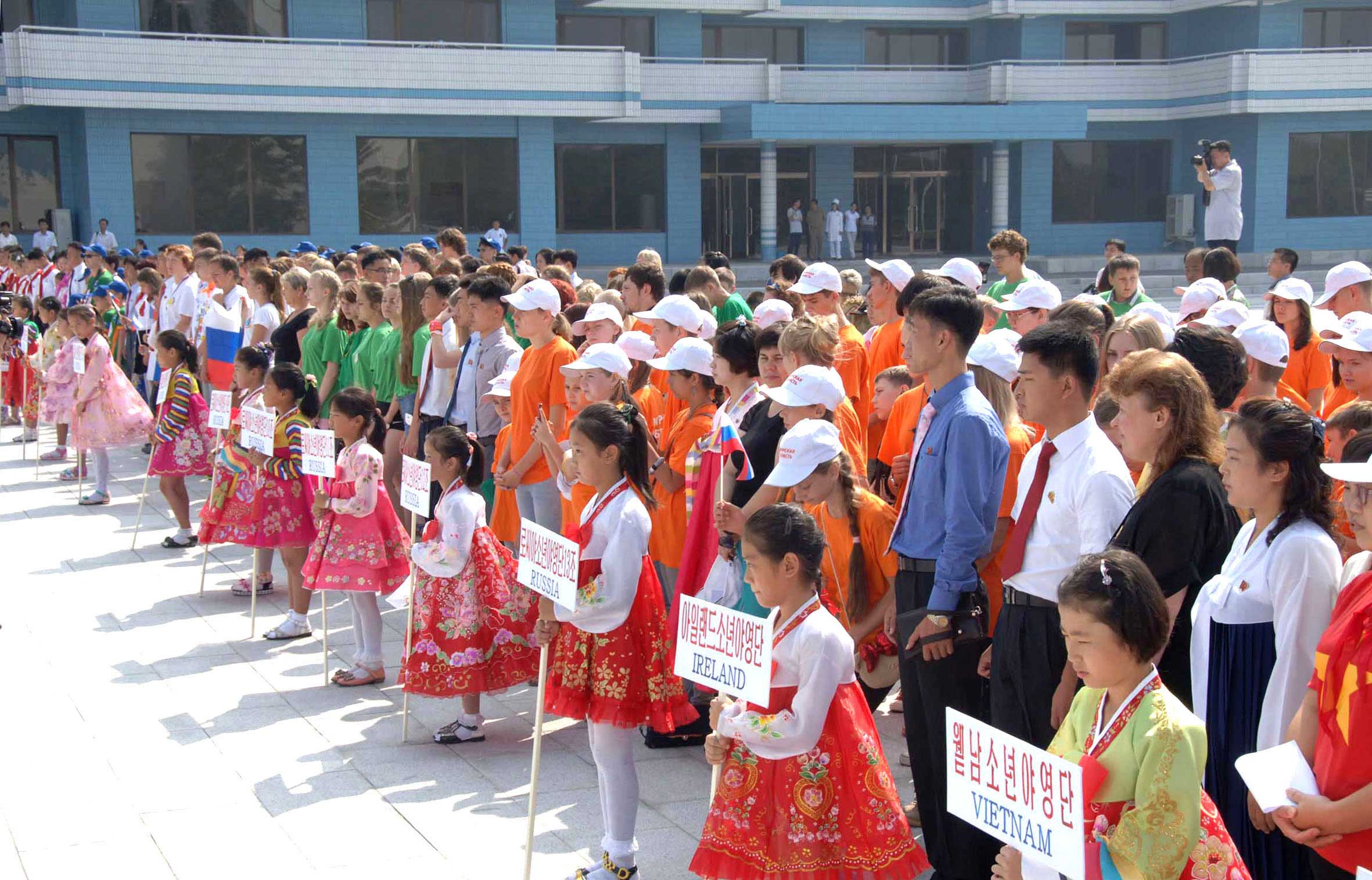 1-송도원국제소년단야영소에서의 세계 여러 나라 야영생들의 입소식