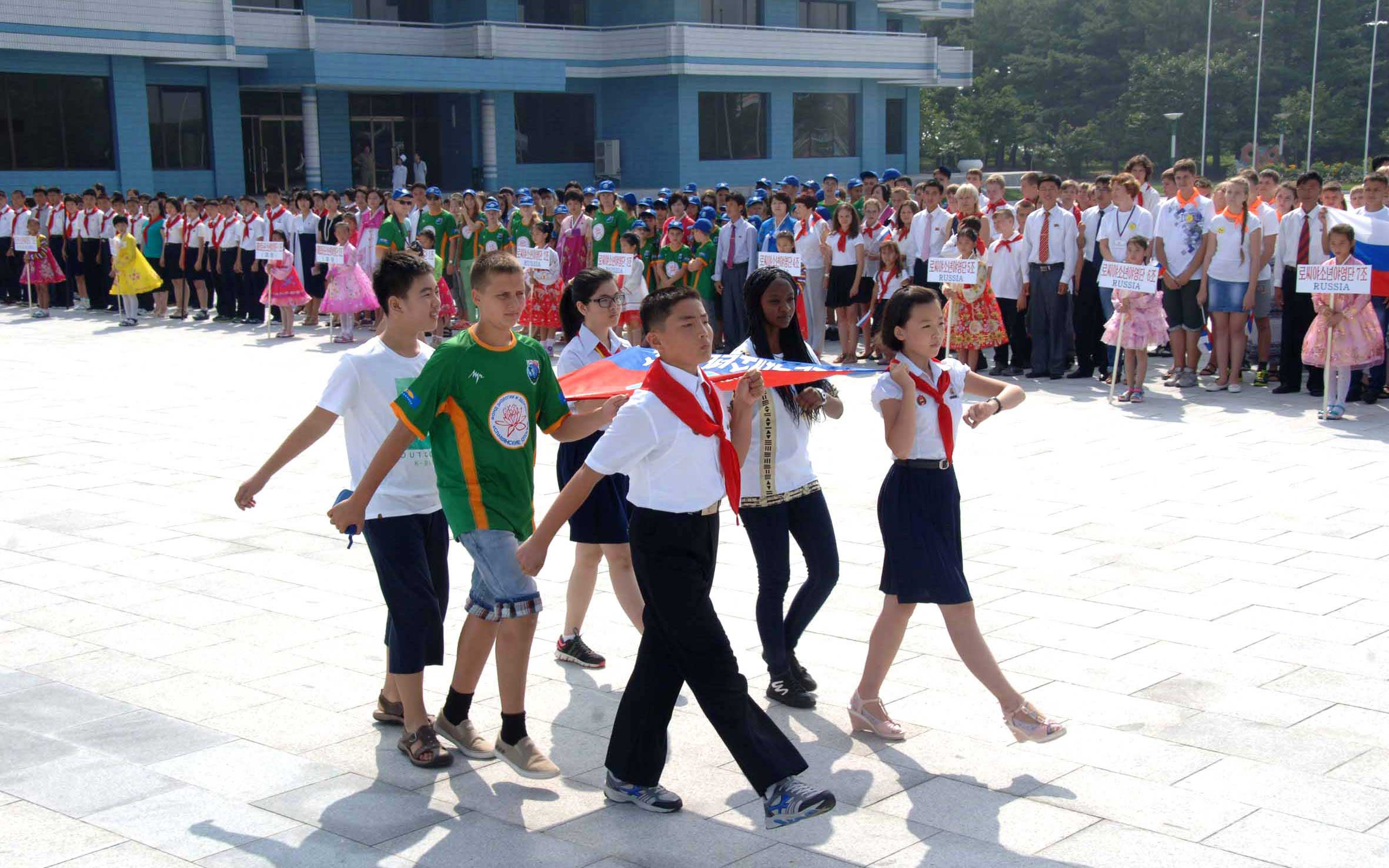 2-송도원국제소년단야영소에서의 세계 여러 나라 야영생들의 입소식