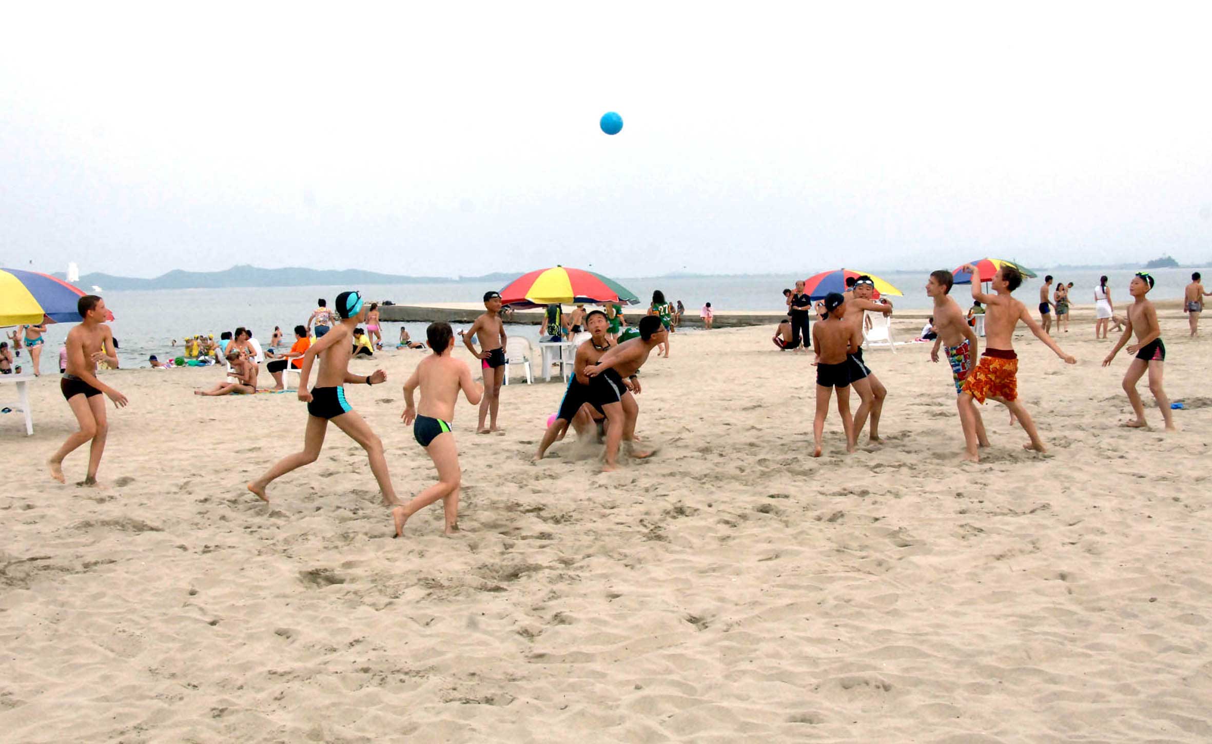 1-송도원국제소년단야영소에서 즐거운 나날을 보내고있는 학생소년들