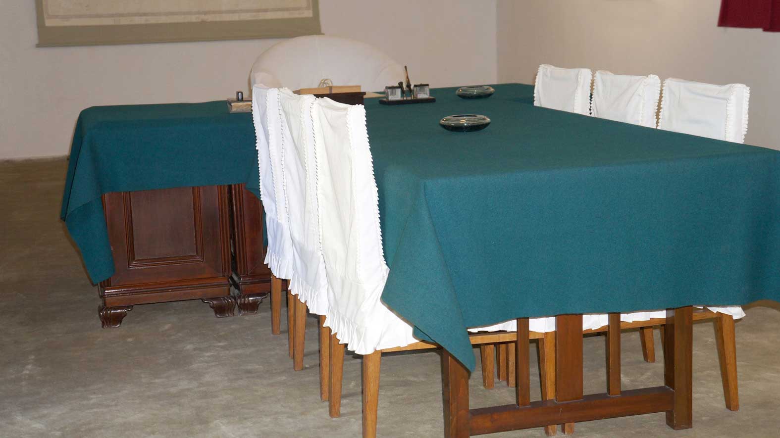 0-위대한 수령님께서 정전협정문건을 비준하신 책상 