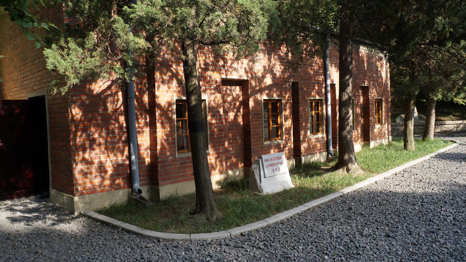 0-위대한 수령님께서 계시던 집무실 