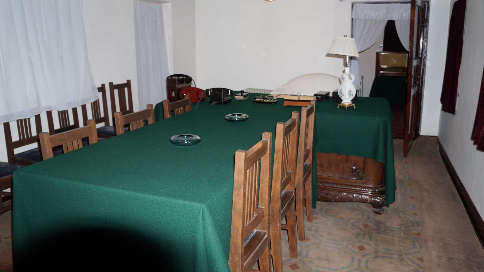 0-위대한 수령님께서 리용하시던 책상