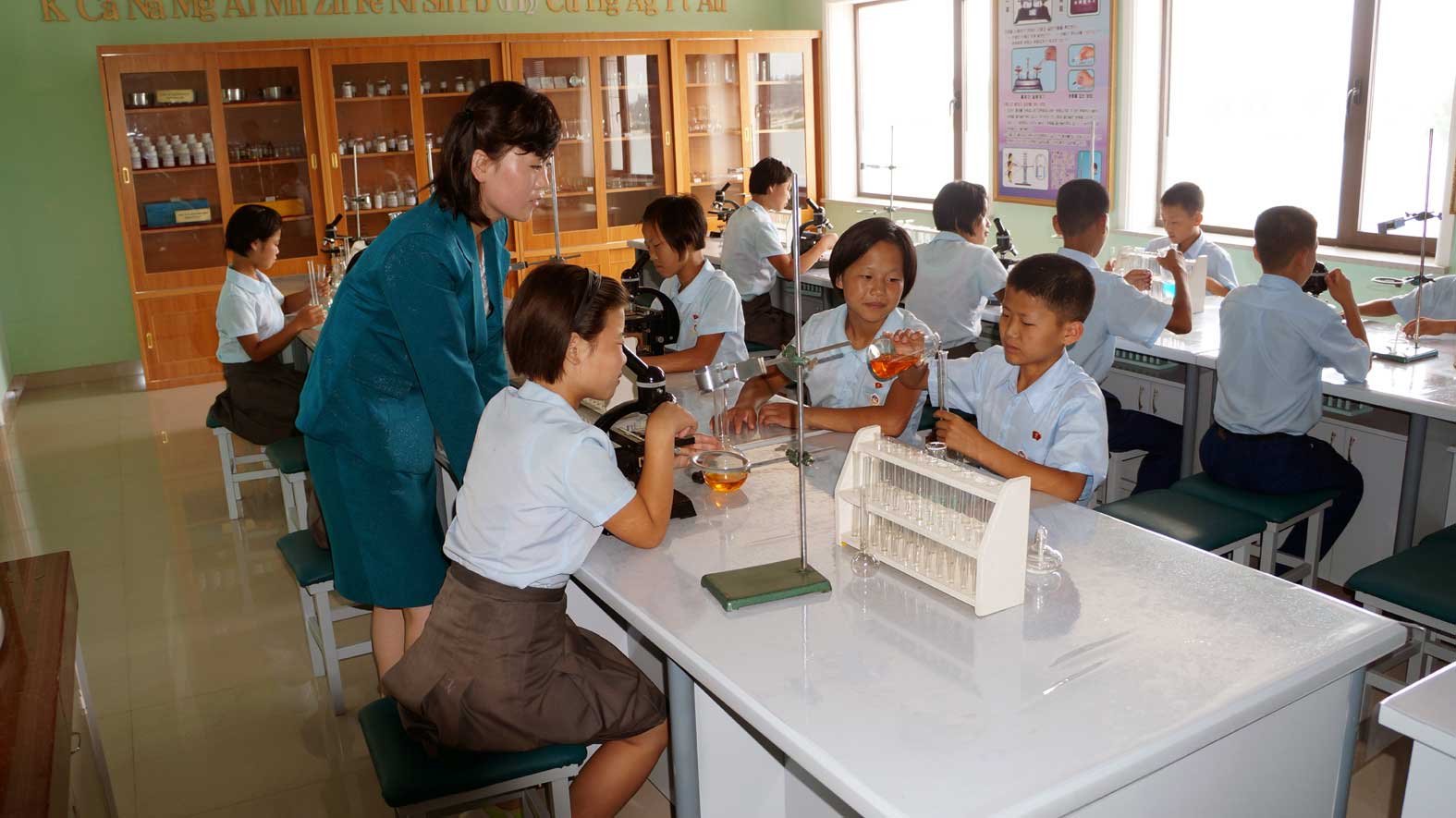 0-화학실험실에서 실험을 하는 원아들