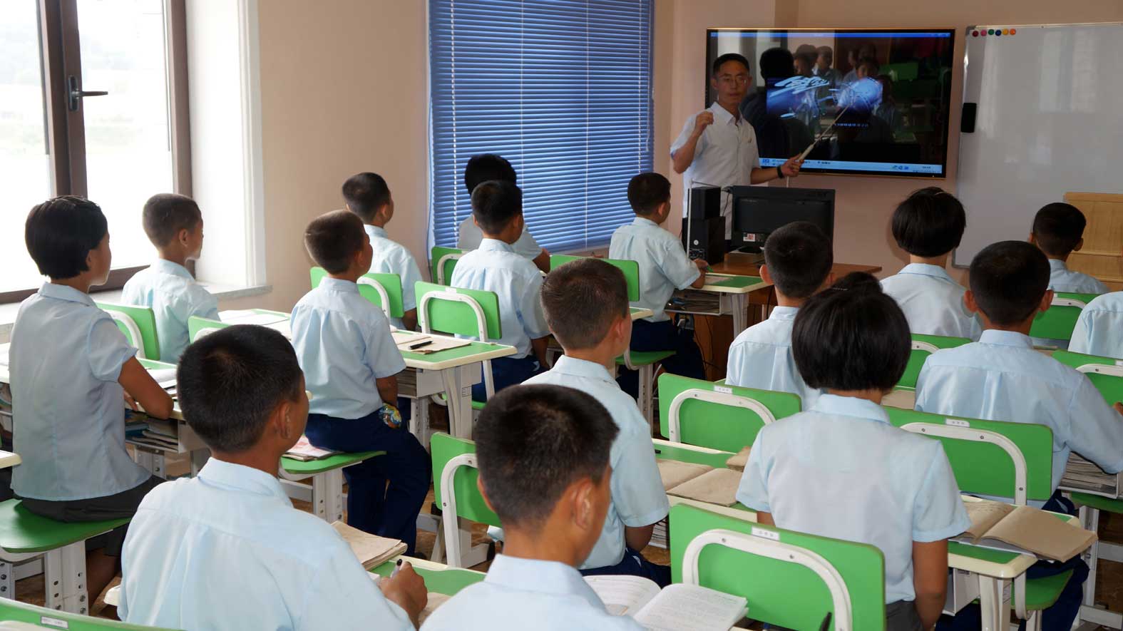 0-다기능화된 교실에서 수업를 받는 원아들