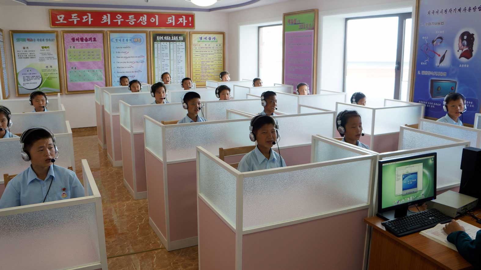 0-외국어학습실을 리용하는 원아들