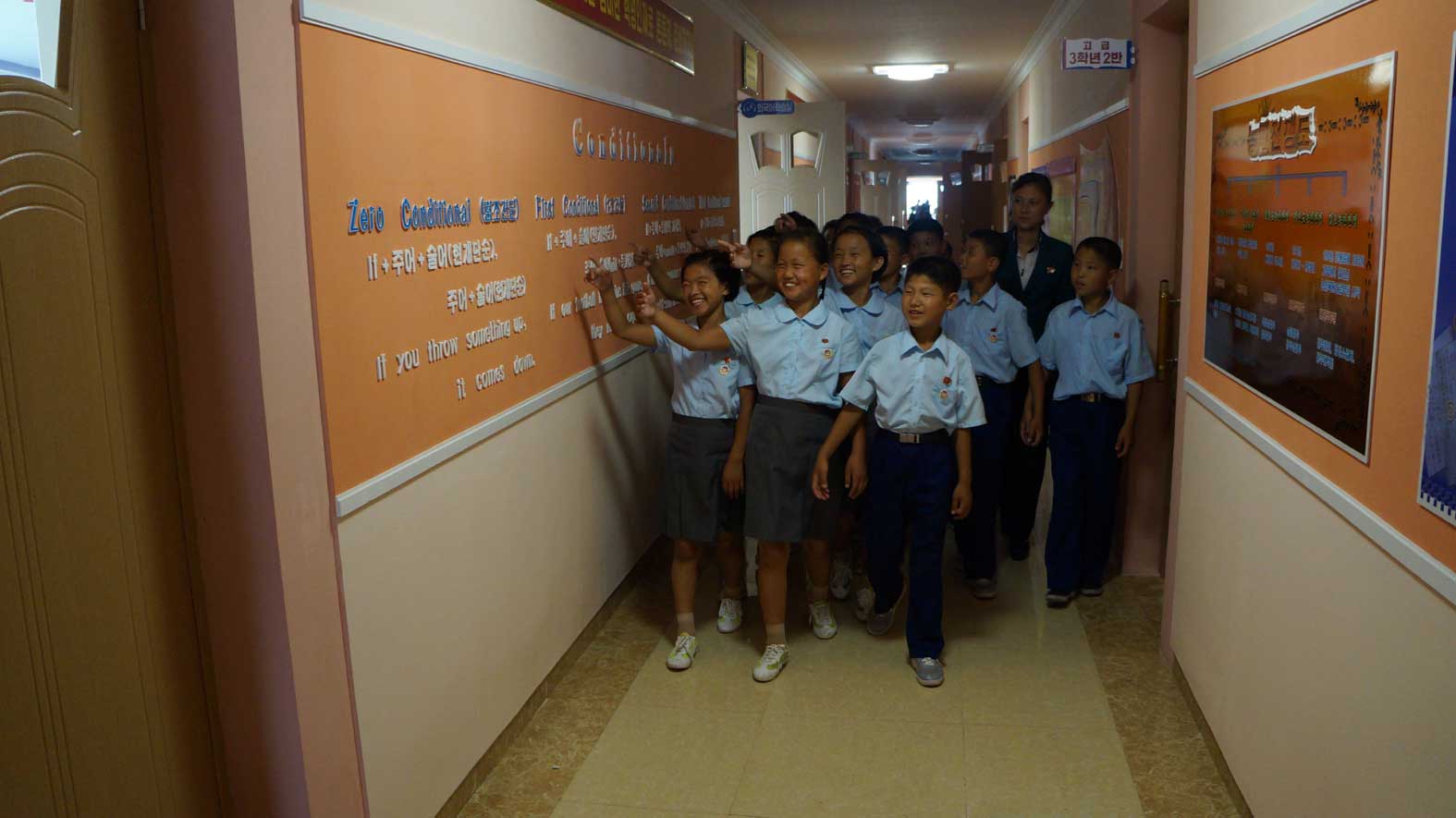 0-복도벽면에 그려진 학습자료들을 리용하는 원아들 