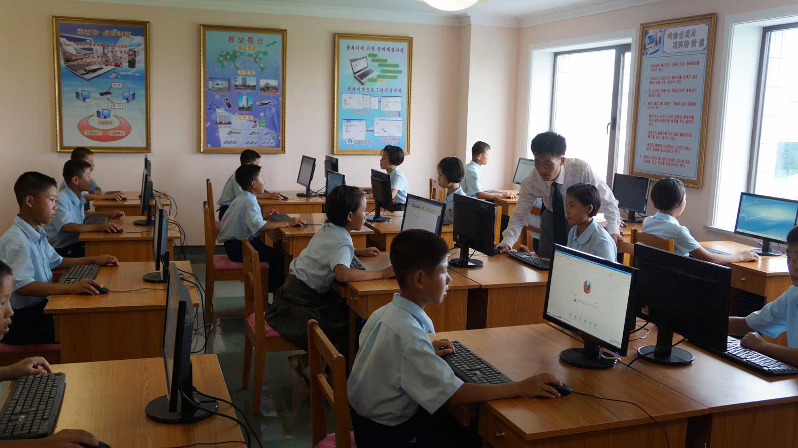 0-정보기술학습실을 리용하는 원아들