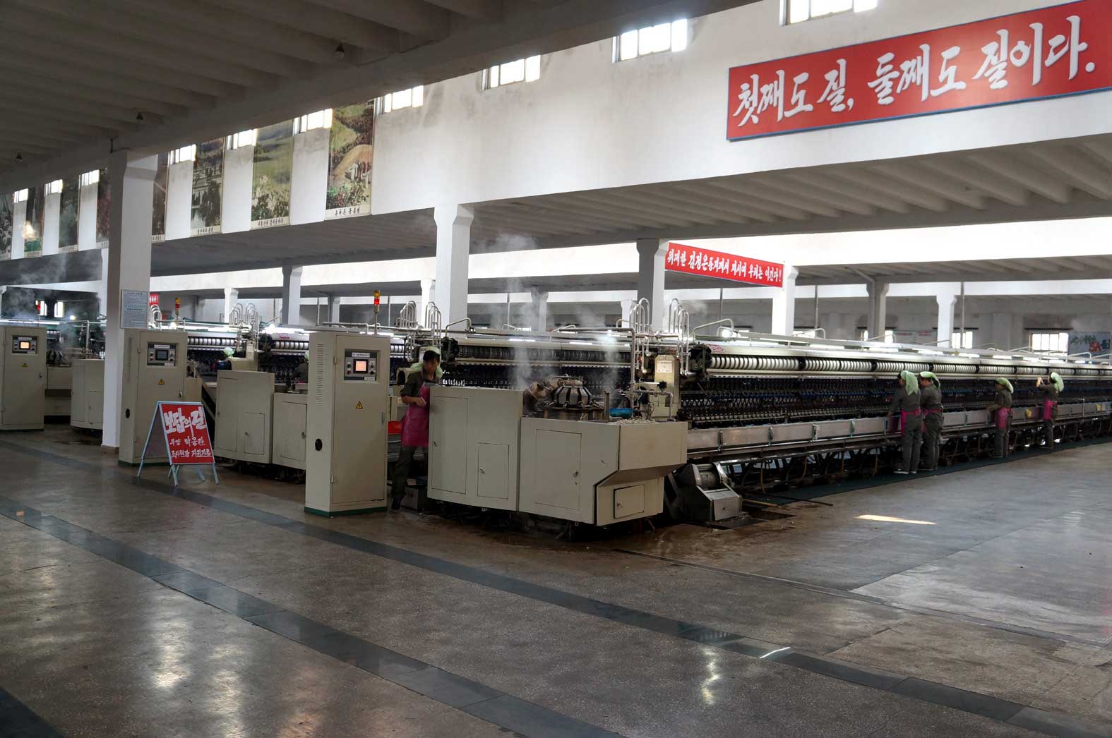 0-생산적앙양을 일으키고있는 김정숙평양제사공장의 로동자들