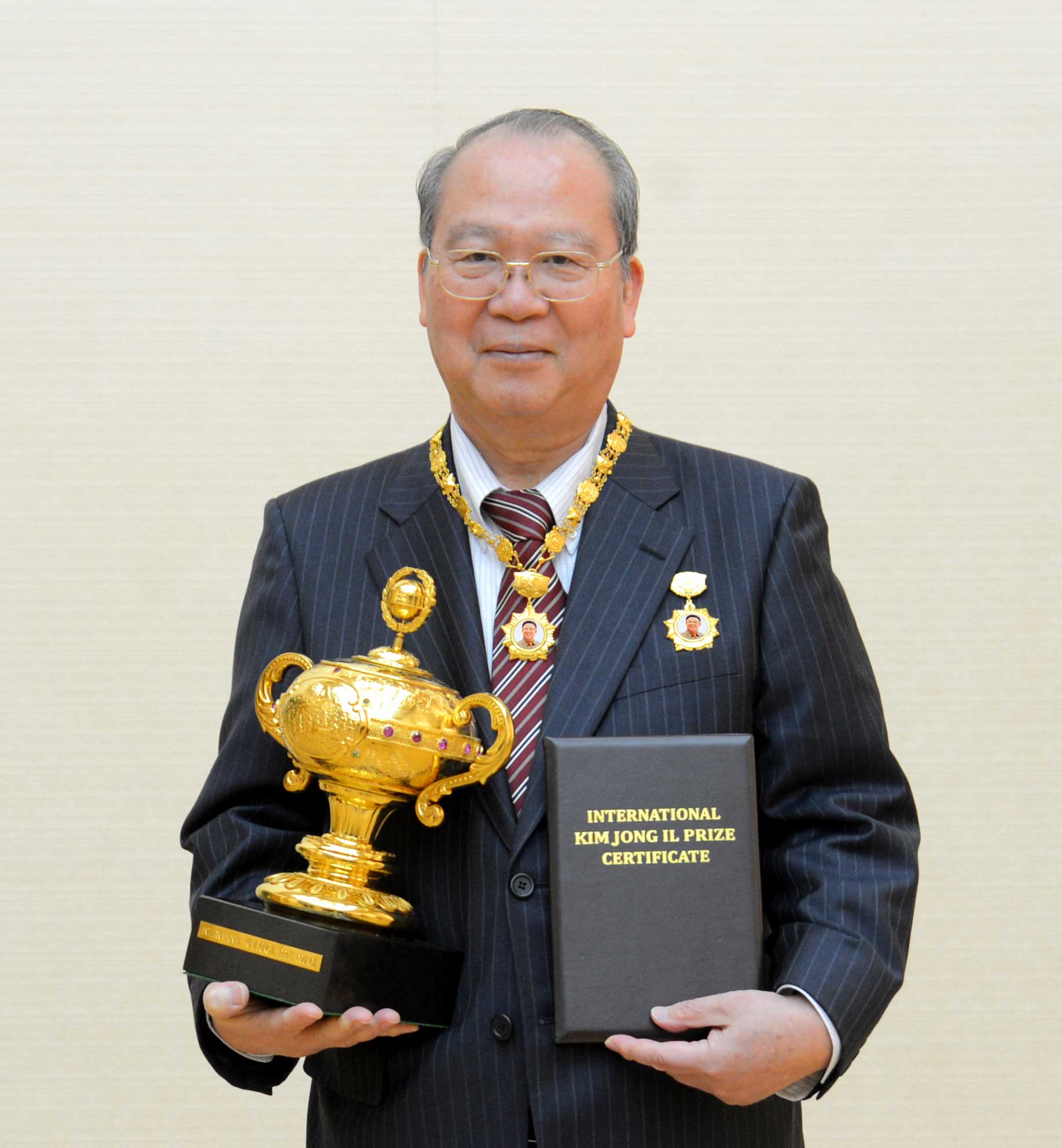 0-오가미 겡이찌 주체사상국제연구소 사무국장에게 국제김정일상 수여