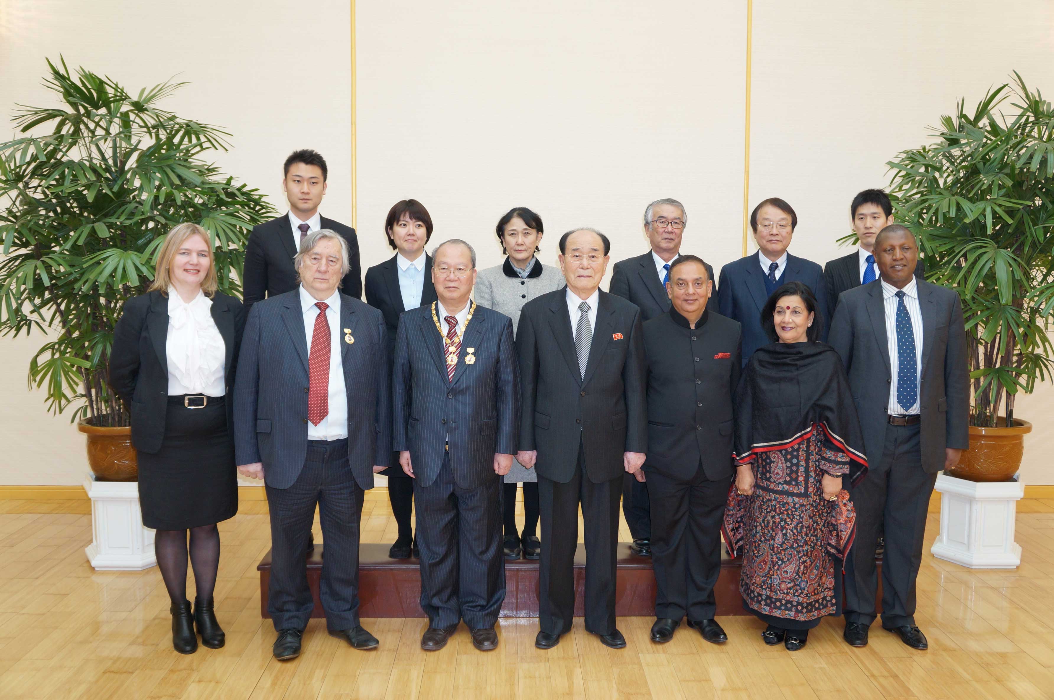 1-오가미 겡이찌 주체사상국제연구소 사무국장에게 국제김정일상 수여