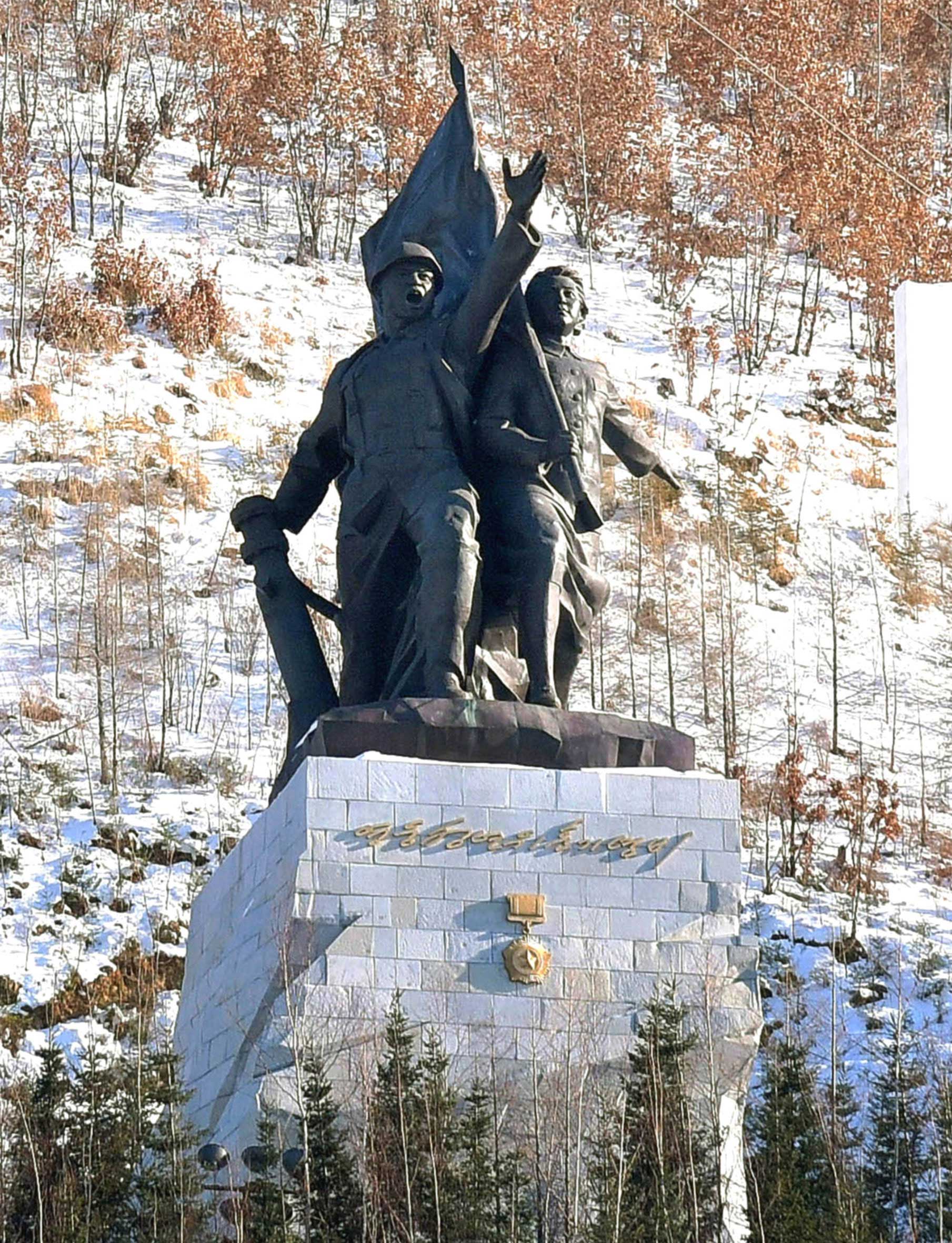 1-영웅청년위훈기념비