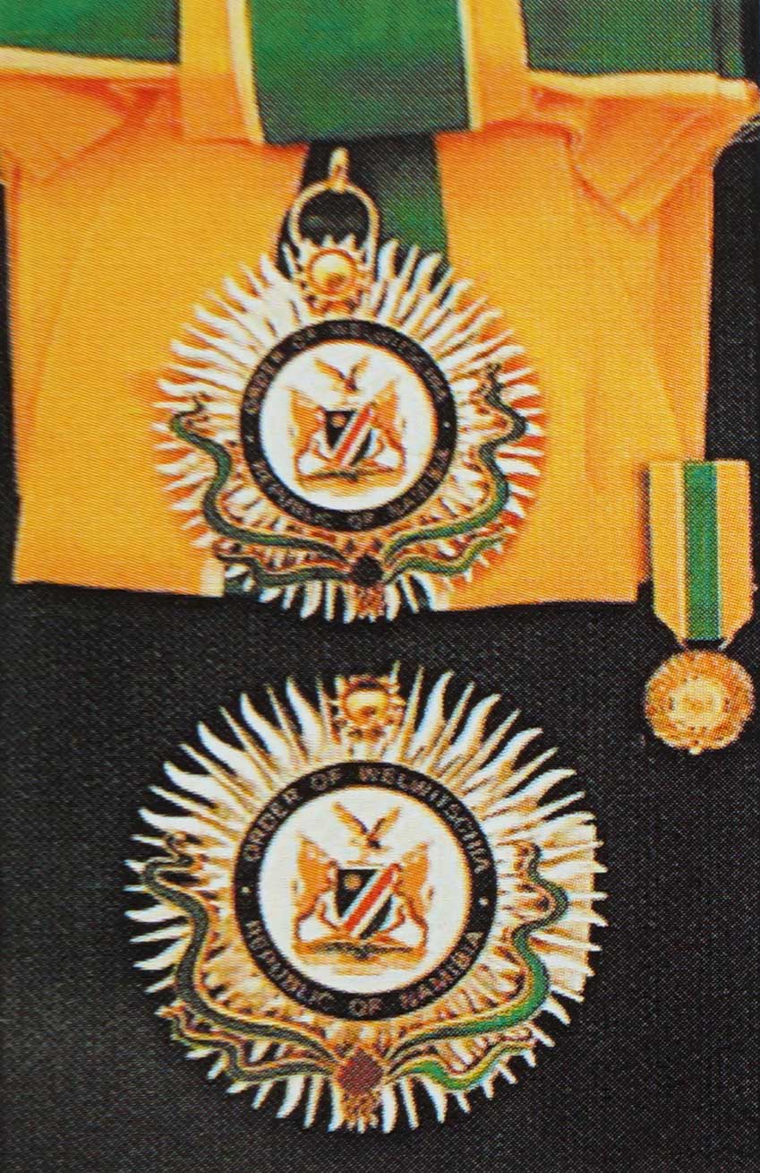 0-나미비아공화국 대통령이 위대한 령도자 김정일동지께 수여해드린 웰위치아 미라빌리스훈장 제1급