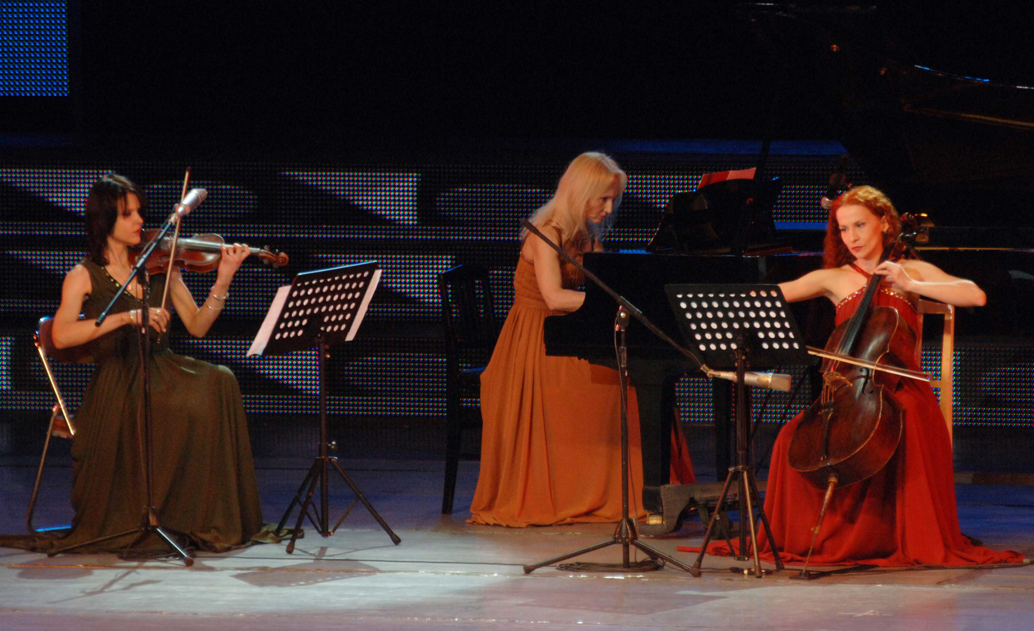 8-《4월의 봄 친선예술축전》