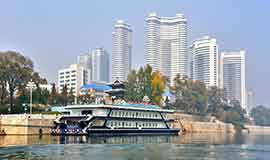 Barco de servicios universales para el pueblo “Mujigae”