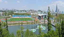 El barrio deportivo universal levantado magníficamente en la orilla del Rio Pothong