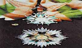 니제르공화국 최고군사리사회 의장이 위대한 령도자 김정일동지께 수여해드린 대십자국가훈장