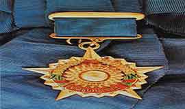 라오스인민민주주의공화국 주석이  위대한 령도자 김정일동지께 수여해드린 끼얃띠쿤훈장