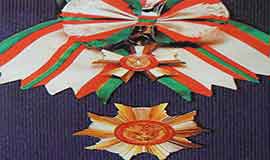 마다가스까르민주주의공화국 대통령이 위대한 령도자 김정일동지께 수여해드린 대십자민족훈장 제1급